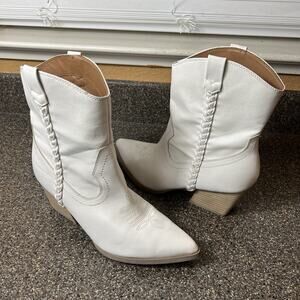 Dolce Vita Western Boots White Faux Leather Womens Sz 10 Pointed Toe Chunky Heel